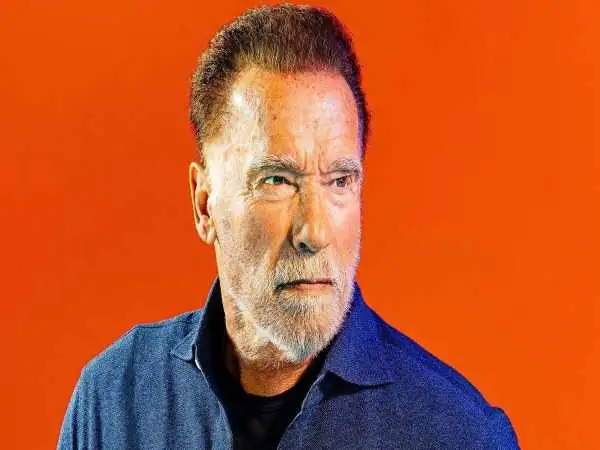 عکس؛ سفر در زمان؛ آرنولد در حال مصاحبه با جی لنو، وقتی فرماندار کالیفرنیا بود؛ سال 1388