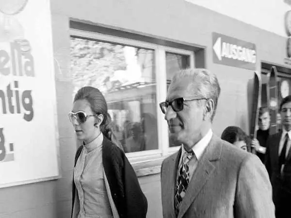 عکس| سفر در زمان؛ «فرح، علیرضا و محمدرضا پهلوی» در حال صبحانه خوردن در پاریس؛ سال 1348