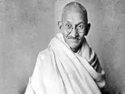 عکس؛ سفر در زمان؛ «مهاتما گاندی» در حال رفتن به دفتر ثبت احوال آفریقای جنوبی؛ سال 1286