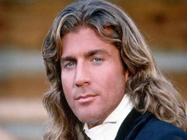 عکس| سفر به تاریخ؛ «سالی» سریال پزشک دهکده در کنار همسرش در یک مراسم؛ سال 1375