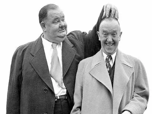 عکس؛ سفر در زمان؛ لورل و هاردی در صحنه ای از فیلم «صد سال دوم»؛ سال 1305