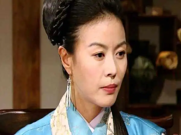 عکس| سفر در زمان؛ «بانو یومیول» 15 سال بعد سریال یوسف پیامبر در 53 سالگی؛ سال 1400