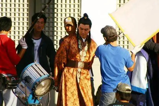 عکس| سفر به تاریخ؛ مرتب کردن موهای «اوته» و خندۀ «سوسانو» در پشت صحنه سریال «جومونگ»