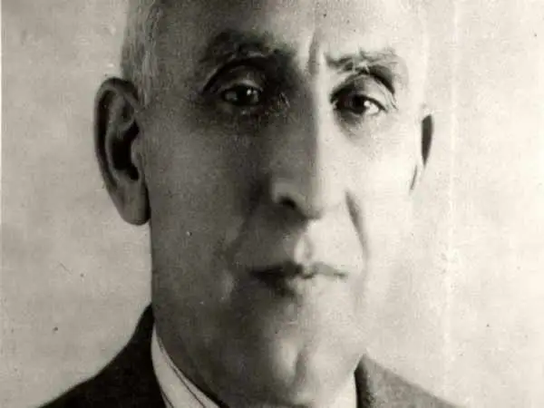 عکس| سفر به تاریخ؛ «آیت الله کاشانی» در حال روبوسی با «دکتر مصدق»؛ سال 1331