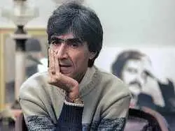  آشفتگی و سرگشتگی در آیین وداع با هنرمند بزرگ؛ اندر حکایات تمایلات تافتۀ  جدا بافتگی