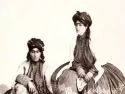 عکس| سفر به ایران قدیم؛ ژست «دختران کُرد» در حال حمل کوزه های آب؛ بیش از یک قرن قبل