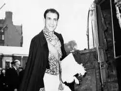 عکس| سفر در زمان؛ «اردشیر زاهدی» در کنار «شهناز پهلوی» در باغ ویلا حصارک؛ سال 1337