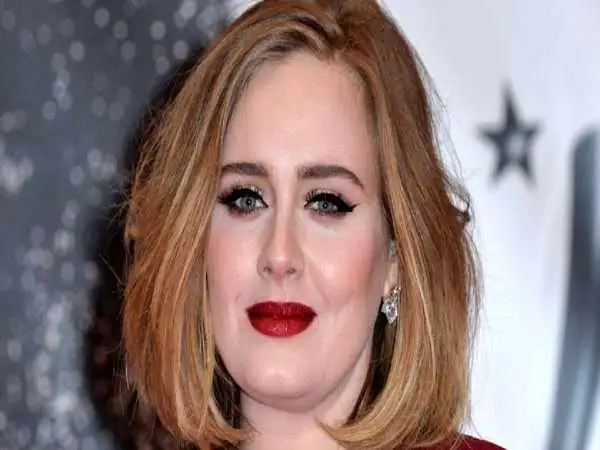 عکس؛ سفر در زمان؛ ادل در حال اجرا در مراسم اهدای جوایز بریت 2008؛ سال 1386