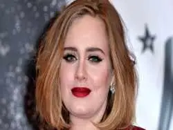 عکس؛ سفر در زمان؛ ادل در حال اجرا در مراسم اهدای جوایز بریت 2008؛ سال 1386