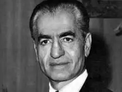 عکس؛ سفر در زمان؛ محمدرضا پهلوی در حال امضای دفتر یادبود در آرامگاه سرباز گمنام در پاریس؛ سال 1326