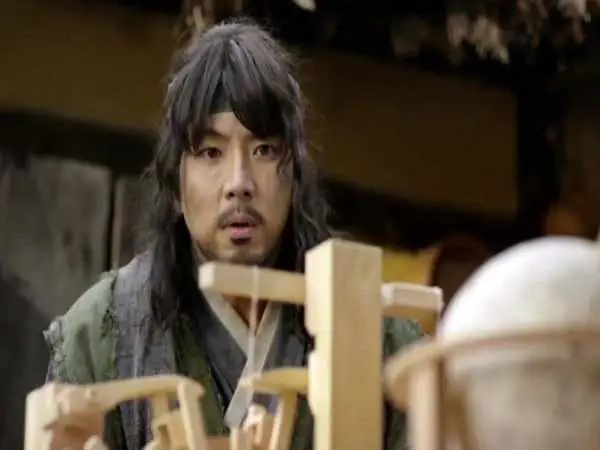 عکس| سفر زمان؛ «جومونگ» در مراسم «نیایش» برای موفقیت سریال «جانگ یونگ شیل»