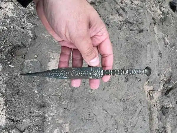 «خنجر 3 هزارساله» در اثر «امواج دریا» از زیر خاک بیرون آمد