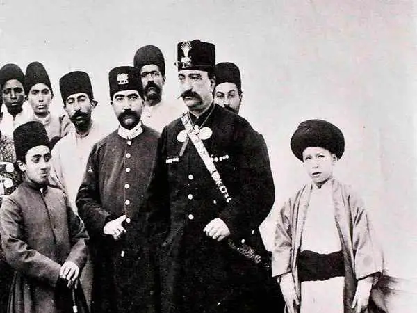 عکس؛ سفر به عصر قاجار؛ منظرۀ یک قهوه خانه نزدیک رشت در دوران ناصرالدین شاه