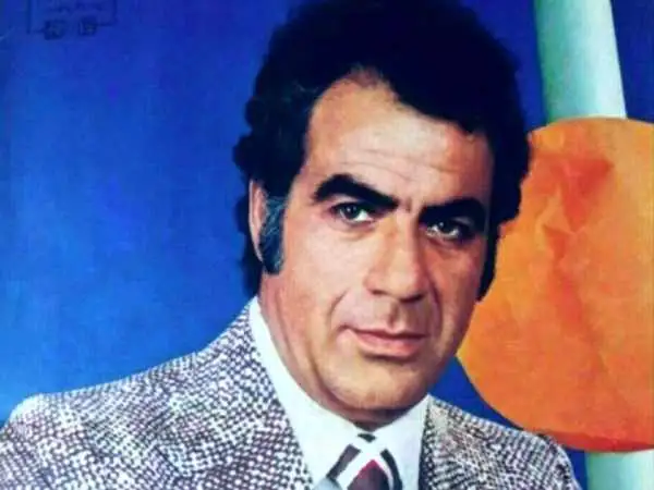 عکس| سفر در زمان؛ «ناصر ملک مطیعی» در حال خواندن فیلمنامه در خانه اش؛ دهه 40