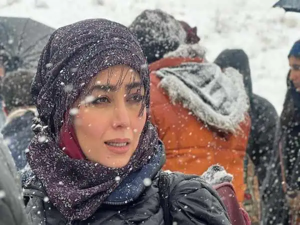 عکس| سفر در زمان؛ «روژان» سریال نون خ در یک کافه در تهران؛ سال 1397