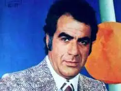 عکس| سفر در زمان؛ «ناصر ملک مطیعی» در حال خواندن فیلمنامه در خانه اش؛ دهه 40