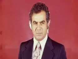 عکس| سفر در زمان؛ «ناصر ملک مطیعی» در نزدیکی خانه اش در انتهای خیابان شیراز شمالی؛ سال 59