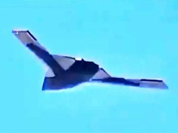 عکس| پهپاد پنهانکار مرموز چین برای اولین بار در آسمان مشاهده شد؛ رقیب b-21 raider آمریکا؟