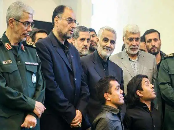 عکس| سفر به تاریخ؛ «سرلشکر باقری» در حال تسلیت گفتن به «سردار سلیمانی» در یک مراسم ترحیم