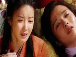 عکس| سفر زمان؛ چهرۀ «یونهوا، ندیمۀ یوجین» (امپراتور بادها) در 43 سالگی به همراه پسرش در رستوران