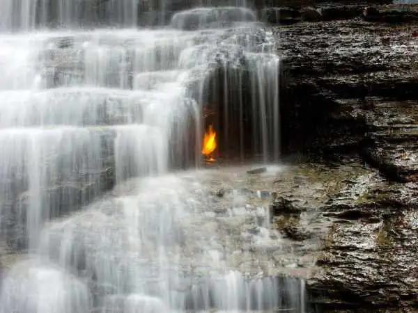 آبشار شگفت انگیزی که یک «شعلۀ ابدی» را در خود جای داده است