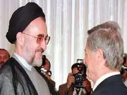 عکس| سفر در زمان؛ «خاتمی» در حال دست دادن با «احمدرضا عابدزاده»؛ سال 77