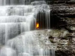 آبشار شگفت انگیزی که یک «شعلۀ ابدی» را در خود جای داده است