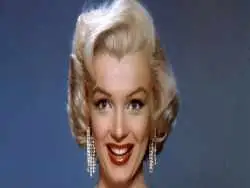 عکس| سفر در زمان؛ «مرلین مونرو» در حال برف بازی در کوه هود، اورگان؛ سال 1323