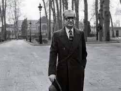 سفر در زمان؛ یادداشت های علم، سه شنبه 17 بهمن 1351: این سوءقصد به شاه که سه گلوله لب، کلاه و پشت وی را خراشید و آسیبی نرساند، باید از معجزات دنیا ثبت شود