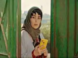 عکس| سفر در زمان؛ «روژان» در پشت صحنه سریال نون خ 5؛ سال 1403