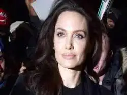 عکس| سفر در زمان؛ «آنجلینا جولی» در کنار دوکاونی و هاتون در نیویورک؛ سال 1376