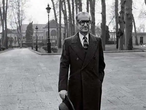 سفر در زمان؛ یادداشت های علم، سه شنبه 17 بهمن 1351: این سوءقصد به شاه که سه گلوله لب، کلاه و پشت وی را خراشید و آسیبی نرساند، باید از معجزات دنیا ثبت شود