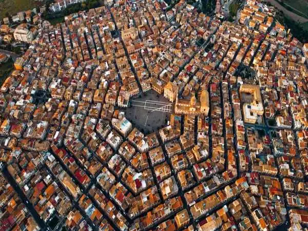 تصاویر؛ یکی از نادرترین و برجسته ترین نمونه های معماری عقل گرا؛ شهر شش ضلعی که از دل یک فاجعه متولد ش