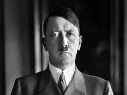 عکس| سفر در زمان؛ «هیتلر» در حال استراحت روی یک خاکریز در شمال آلمان؛ سال 1308