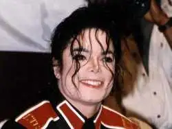 عکس| سفر در زمان؛ «مایکل جکسون» در حال صحبت با تلفن در خانه اش در لس آنجلس؛ سال 1351