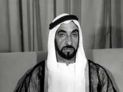 عکس| سفر در زمان؛ «شیخ زاید، بنیانگذار امارات» در حال صحبت با تلفن در لندن؛ سال 1334