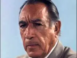 عکس| سفر در زمان؛ «آنتونی کوئین» در مراسم جوایز nastro d'argento در رم؛ سال 1333