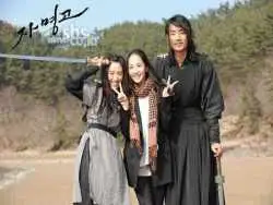 عکس| سفر به تاریخ؛ «پرنسس جامیونگ» در حال تمرین شمشیرزنی در پشت صحنۀ «جومونگ 3»