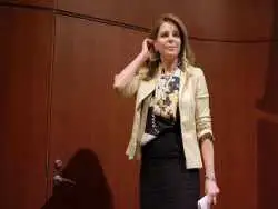 عکس| سفر در زمان؛ «ملک حسین، پادشاه اردن» در کنار همسر و دخترش در حال قایق سواری؛ سال 1362