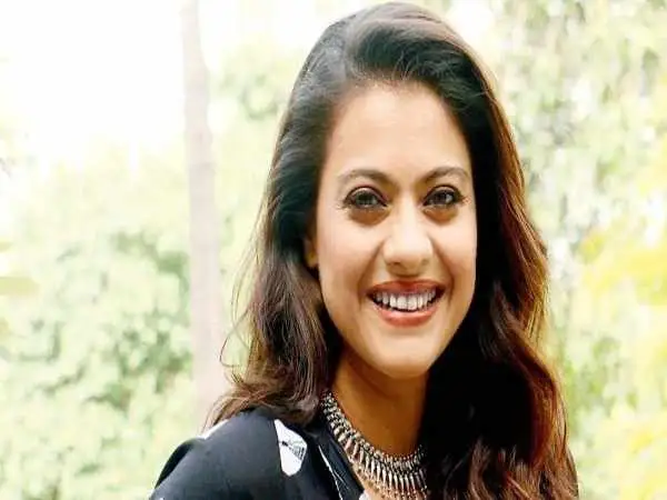 عکس| سفر در زمان؛ «کاجول» در مراسم افتتاحیه یک مجتمع سینمایی در احمدآباد؛ سال 1387