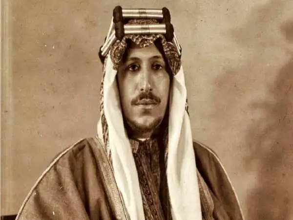 عکس| سفر در زمان؛ «ملک سعود، پادشاه دوم عربستان» در یک مراسم در لندن؛ سال 1325