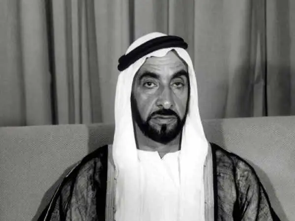 عکس| سفر در زمان؛ «شیخ زاید، بنیانگذار امارات» در حال صحبت با تلفن در لندن؛ سال 1334