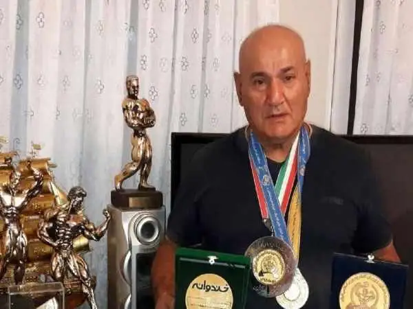 عکس| سفر در زمان؛ «صفر کشکولی» در حال فیگور گرفتن در 15 سالگی؛ سال 1338