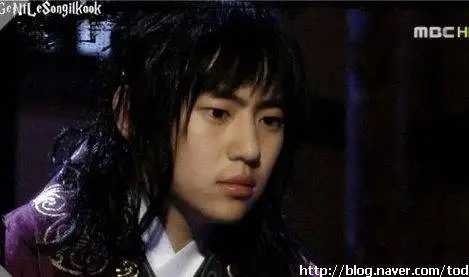 عکس| سفر زمان؛ عکس یادگاری «یوری، پسر جومونگ» و همسرش در تالار عروسی