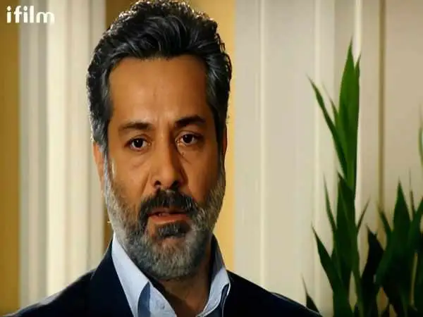 عکس| سفر در زمان؛ «طاها» سریال آوای باران در یک کافه در اصفهان؛ سال 1403