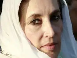 عکس| سفر در زمان؛ «بی نظیر بوتو» به همراه مادرش در حال بازدید از موزه لوور در پاریس؛ سال 1354