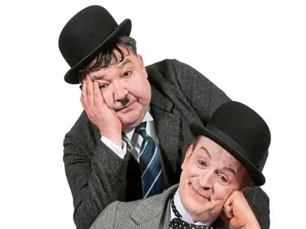 عکس| سفر در زمان؛ «لورل و هاردی» در کنار دو ماهی غول پیکر؛ سال 1308