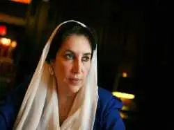 عکس| سفر در زمان؛ «بی نظیر بوتو» در حال سخنرانی در راولپندی؛ سال 1365