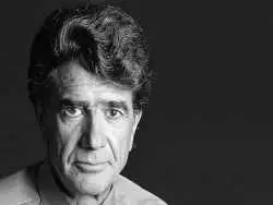 عکس| سفر در زمان؛ «محمدرضا شجریان» در حال غذا دادن به یک گوزن در آمریکا؛ سال 1381