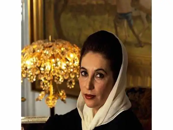 عکس| سفر در زمان؛ «بی نظیر بوتو» در میان فعالان جنبش آرمان زنان در پاکستان؛ سال 1358